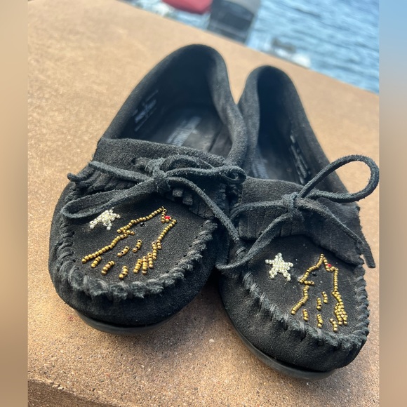 Unique & rare Howl at moon Minnetonka Moccasin size 6 used for photo shoot - Picture 4 of 5